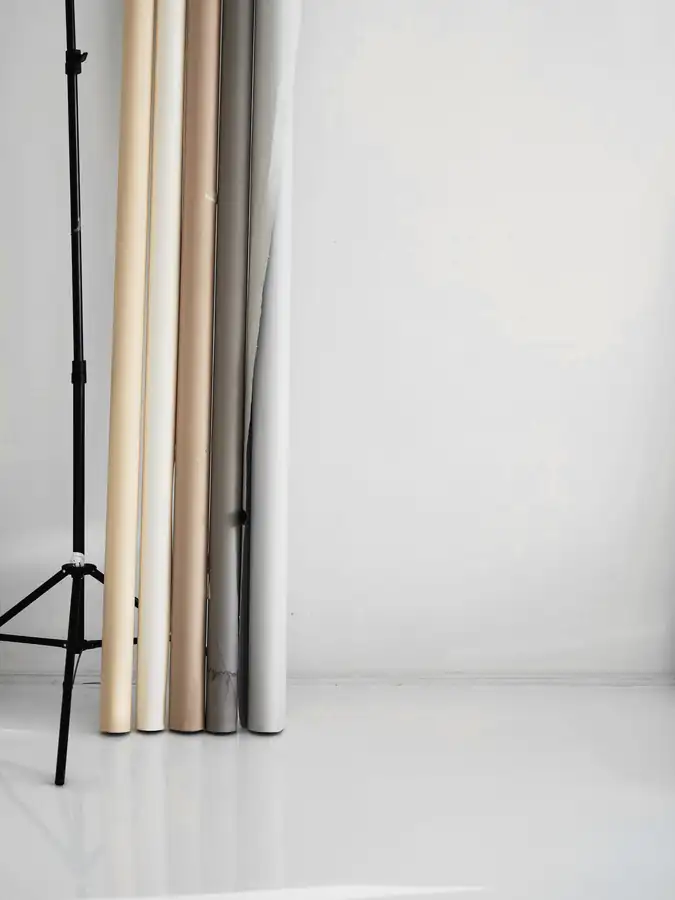 Rollos de papel de fondo y un soporte, en un estudio claro