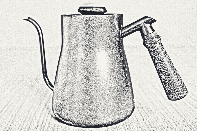 Boceto a lápiz de un hervidor con mango de madera