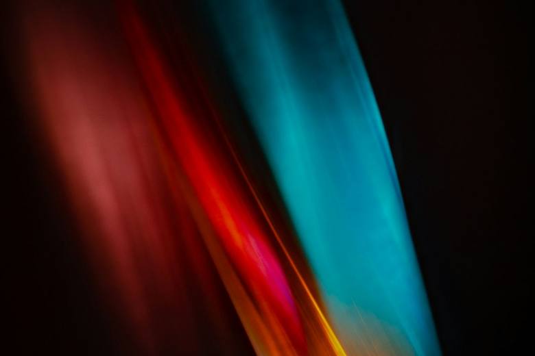 Haces de luz azul y roja sobre fondo negro