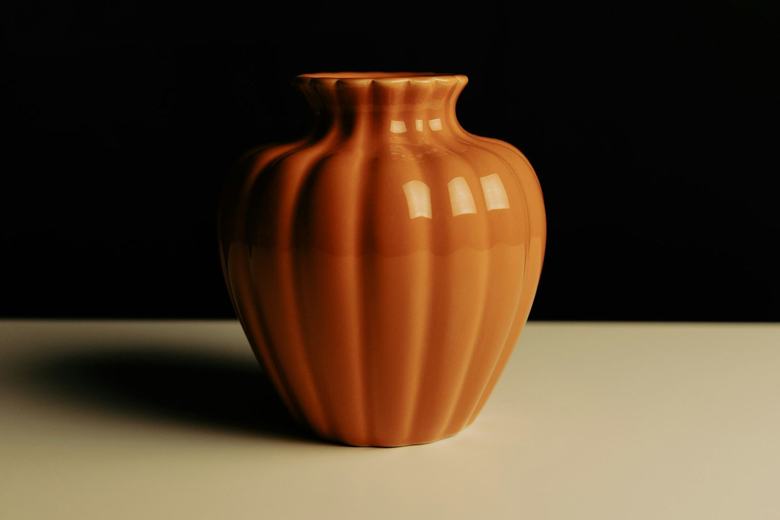 Pomo, jarrón de gres anaranjado
