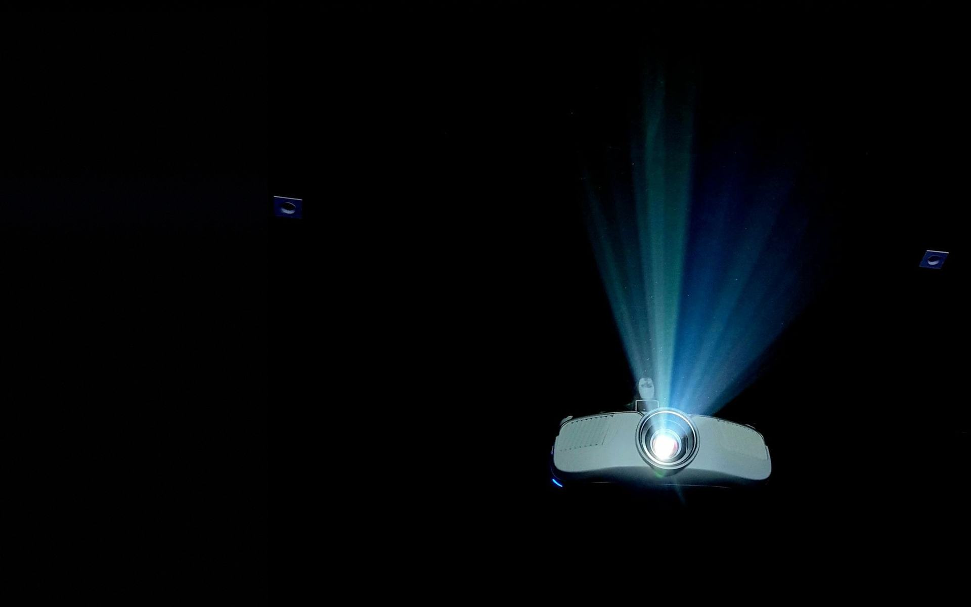 Haz: proyector de sala con su cono de luz en la oscuridad