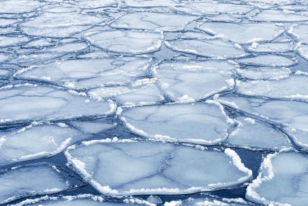 Placas de hielo azul con los bordes blancos