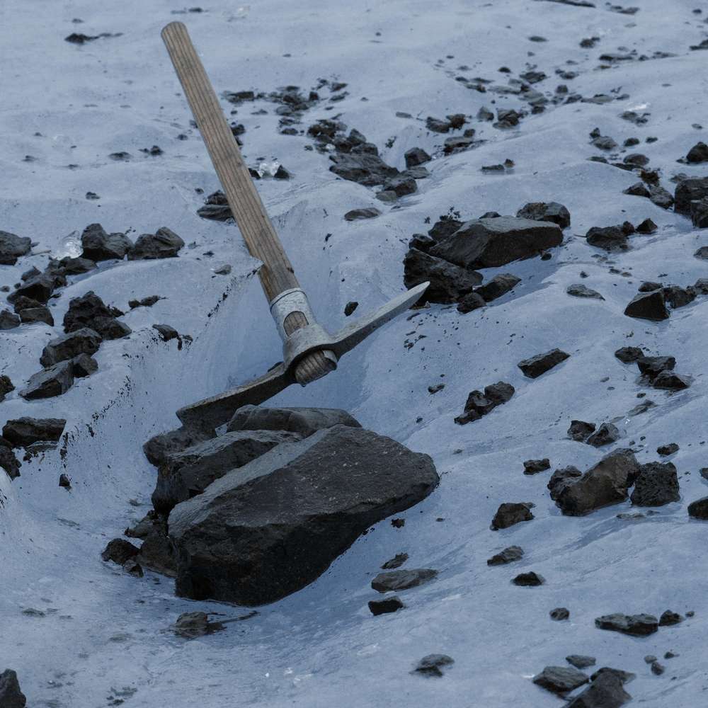 Pico de montaña clavado en la nieve entre piedras oscuras