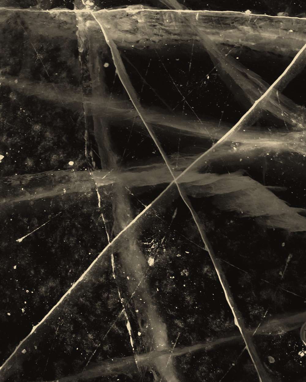 Hielo negro con grietas claras que se ramifican