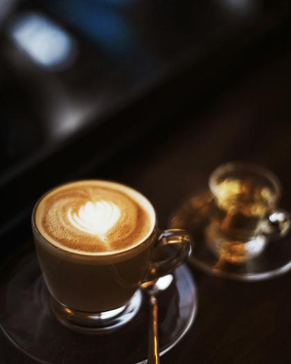 Un café con corazón de espuma en una taza de vidrio
