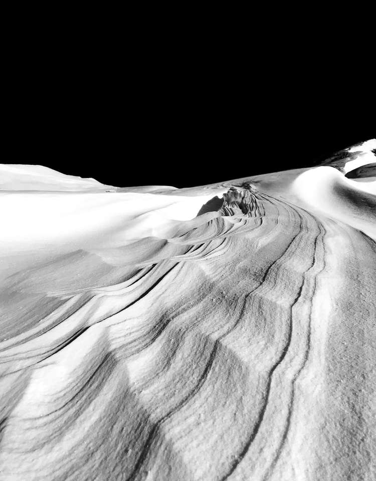 Dunas de nieve con surcos de viento