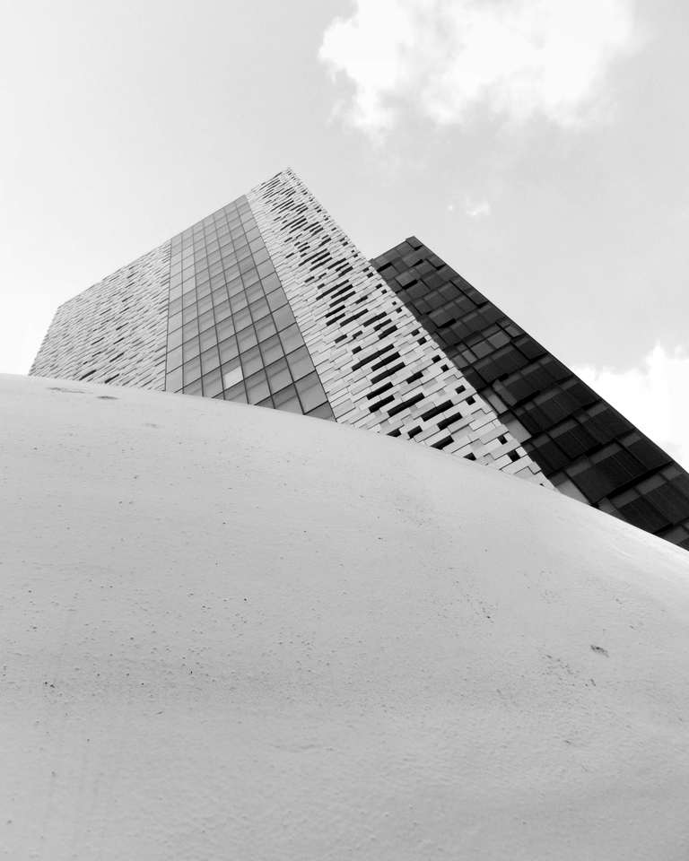 Edificio de vidrio sobre una colina de nieve