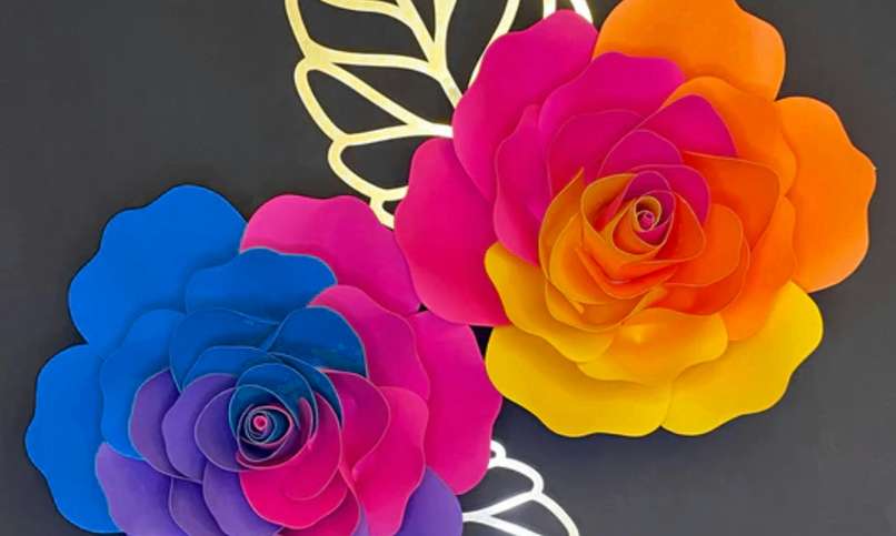 Flores de papel de colores sobre un fondo oscuro