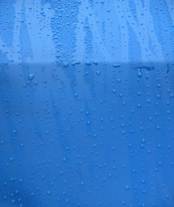 Gotas de agua sobre una superficie azul