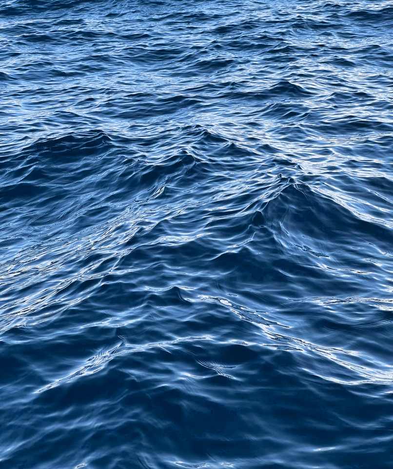 Ondas azules sobre la superficie del mar