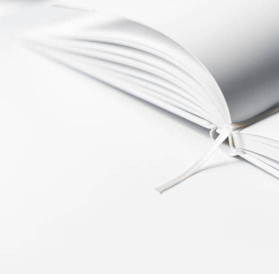 Libro blanco con un cordón marcapáginas