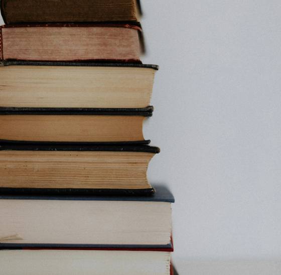 Torre de libros antiguos de cantos desgastados