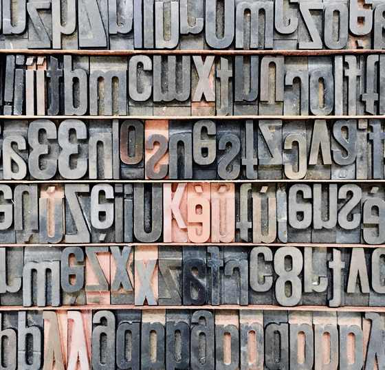 Cajones de imprenta llenos de tipos de madera de muchos tamaños