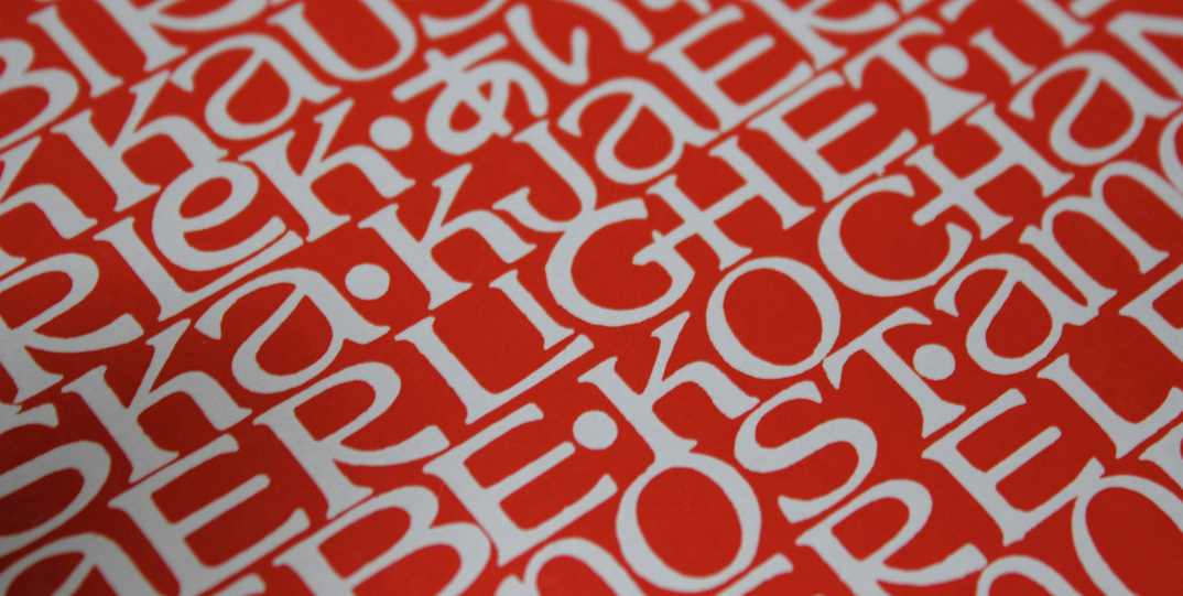 Letras rojas y blancas superpuestas en un afiche impreso