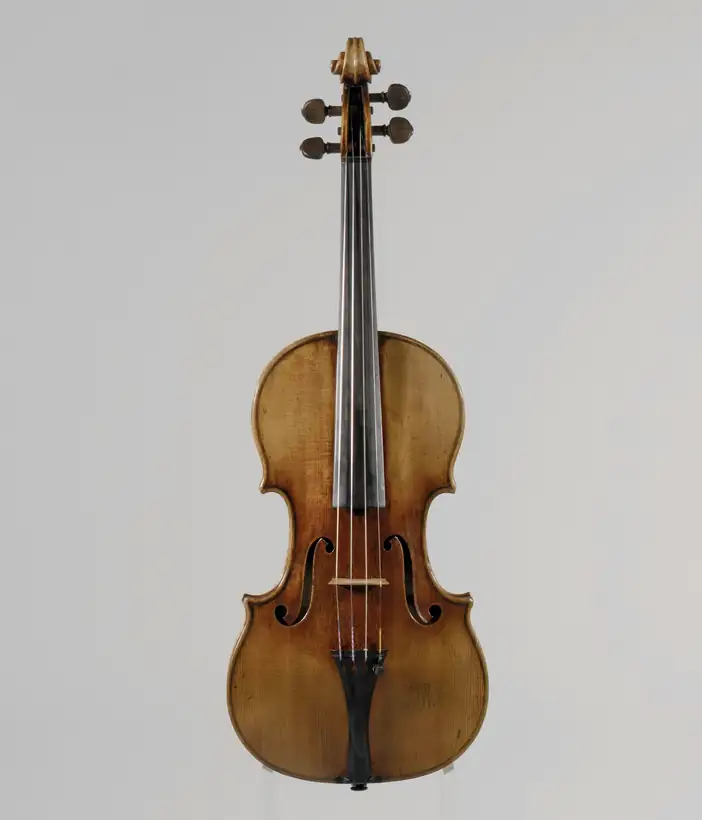 Violín visto de frente sobre un fondo gris