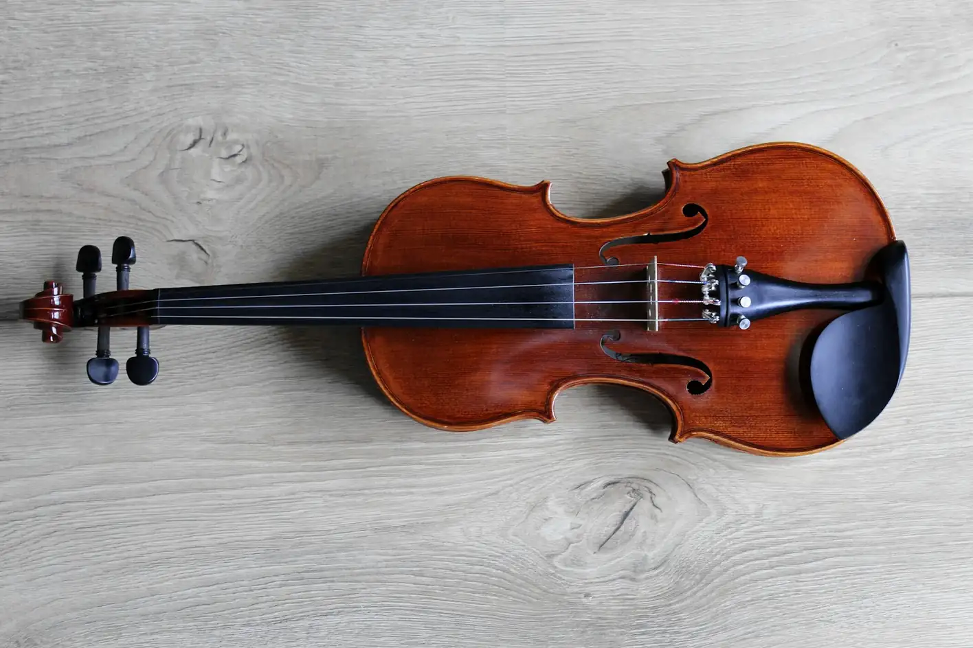 Violín visto desde arriba sobre una tabla de madera clara
