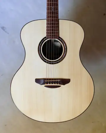 Guitarra de tapa clara vista desde arriba