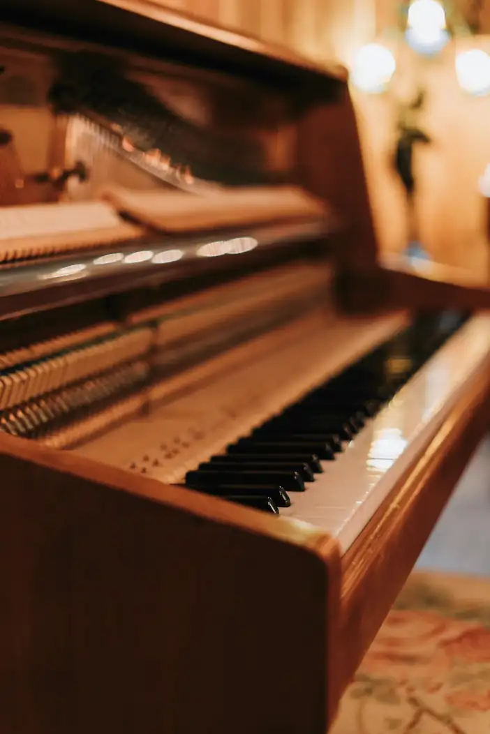 Piano vertical de madera visto desde un costado