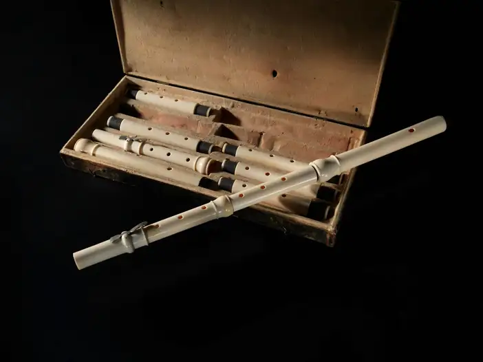 Caja antigua con flautas de madera