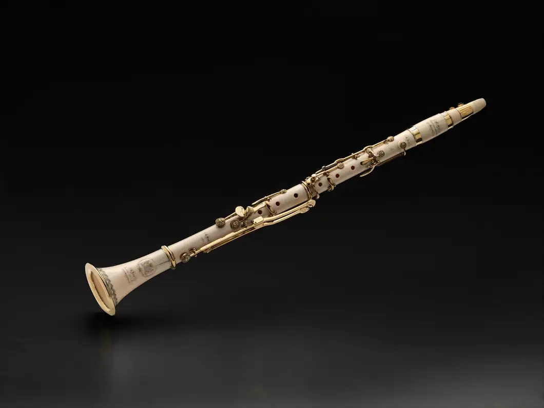Clarinete antiguo de marfil sobre un fondo negro