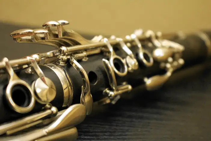 Llaves doradas de un clarinete en primer plano