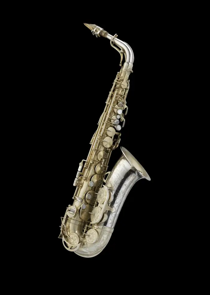 Saxofón de pie sobre un fondo negro