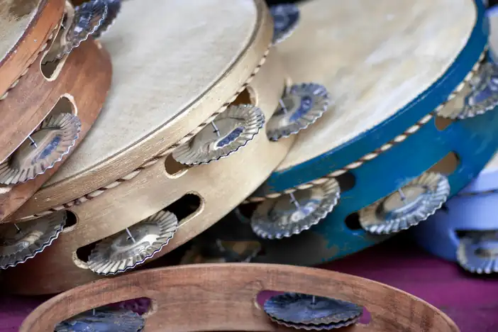 Panderetas de madera con sus címbalos