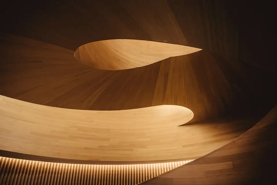 Madera curvada de un interior, en tonos cálidos